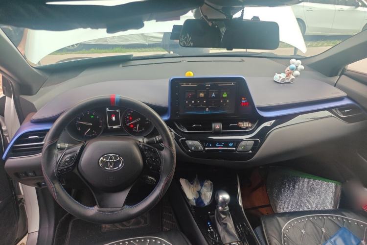 Used Toyota C-HR 2018 2.0L Leading with Sunroof China VI Standard Center Console