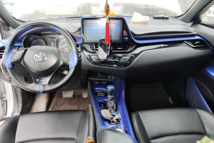 Used Toyota C-HR 2018 2.0L Leading with Sunroof China VI Standard Center Console