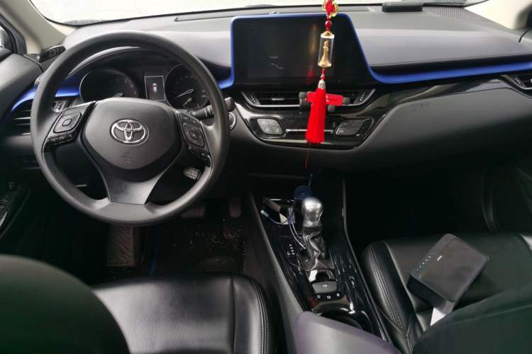 Used Toyota C-HR 2018 2.0L Leading with Sunroof China VI Standard Center Console