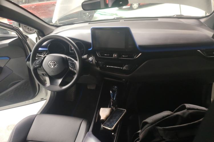 Used Toyota C-HR 2018 2.0L Leading with Sunroof China VI Standard Center Console