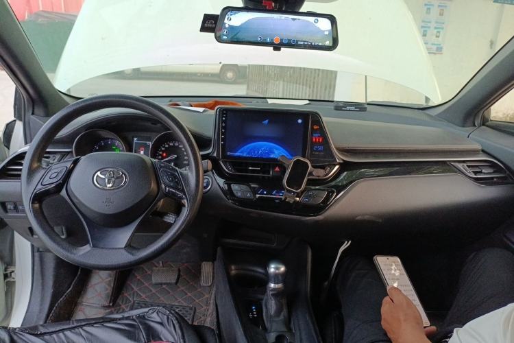 Used Toyota C-HR 2018 2.0L Leading with Sunroof China V Standard Center Console