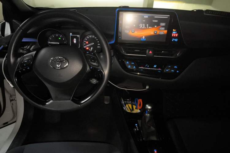 Used Toyota C-HR 2018 2.0L Luxury Sunroof Version China VI Standard Center Console