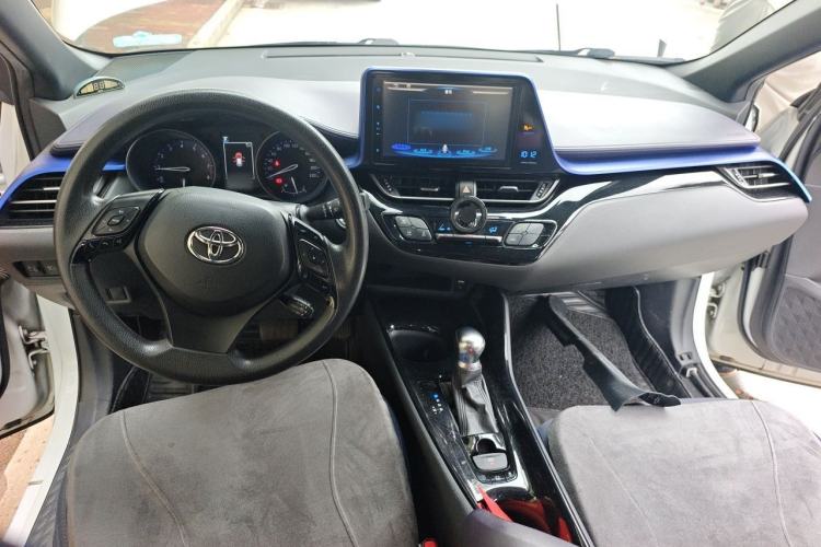 Used Toyota C-HR 2018 2.0L Leading with Sunroof China VI Standard Center Console