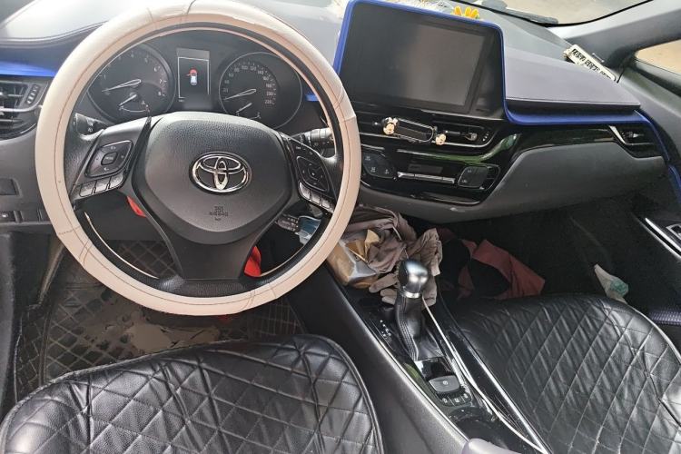Used Toyota C-HR 2018 2.0L Leading with Sunroof China VI Standard Center Console