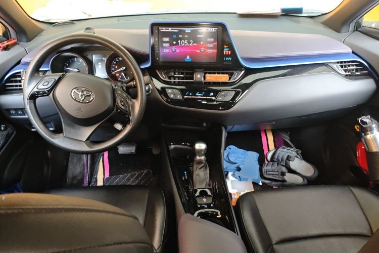 Used Toyota C-HR 2018 2.0L Leading with Sunroof China VI Standard Center Console