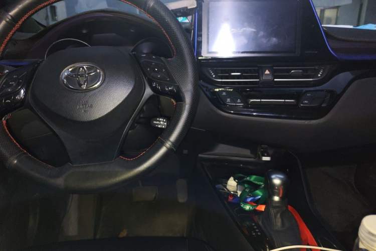 Used Toyota C-HR 2018 2.0L Leading with Sunroof China VI Standard Center Console