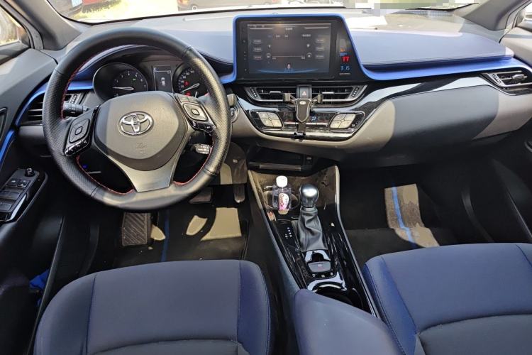 Used Toyota C-HR 2018 2.0L Luxury Sunroof Version China V Emission Standard Center Console