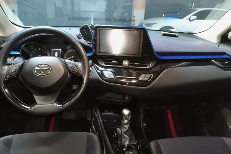 Used Toyota C-HR 2018 2.0L Luxury Sunroof Version China VI Standard Center Console