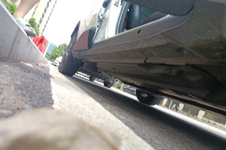 Used Toyota C-HR 2018 2.0L Luxury Sunroof Version China VI Standard Chassis Front Right