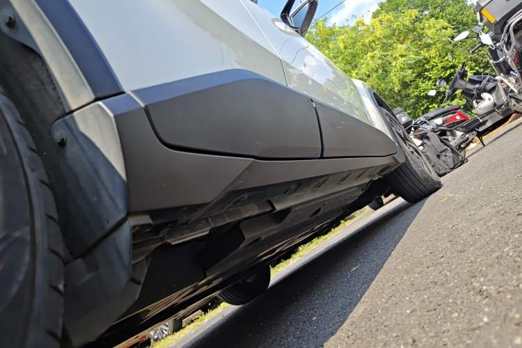 Used Toyota C-HR 2018 2.0L Luxury Sunroof Version China V Emission Standard Chassis Rear Right