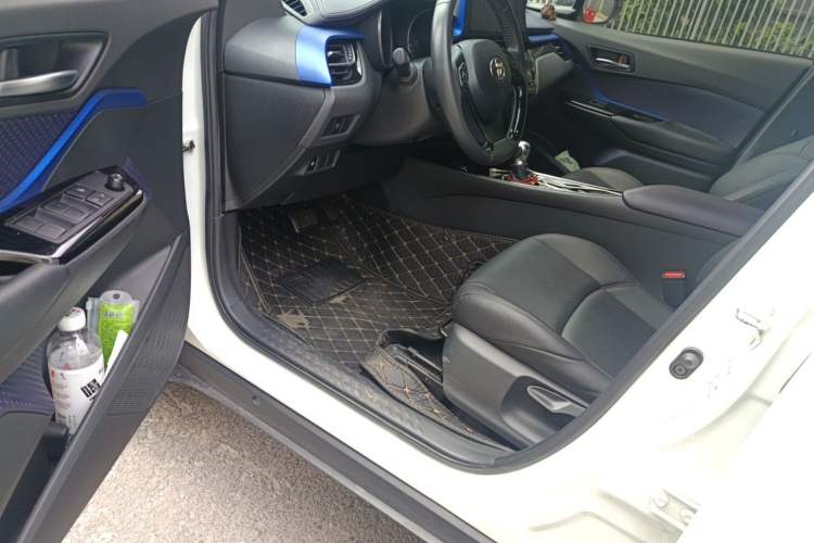 Used Toyota C-HR 2018 2.0L Luxury Sunroof Version China VI Standard Driver Seat