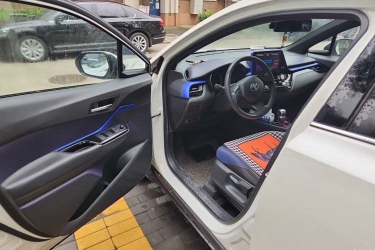 Used Toyota C-HR 2018 2.0L Leading with Sunroof China VI Standard Driver Seat
