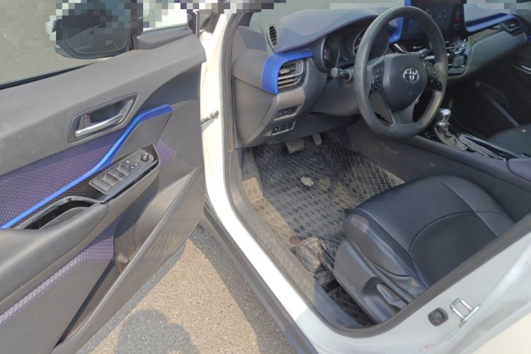 Used Toyota C-HR 2018 2.0L Leading with Sunroof China VI Standard Driver Seat