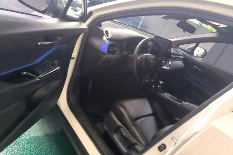 Used Toyota C-HR 2018 2.0L Flagship Sunroof Version China V Standard Driver Seat
