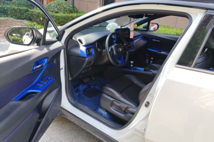 Used Toyota C-HR 2018 2.0L Leading with Sunroof China VI Standard Driver Seat