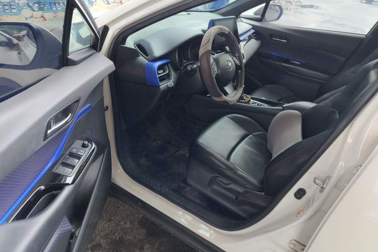 Used Toyota C-HR 2018 2.0L Leading with Sunroof China VI Standard Driver Seat