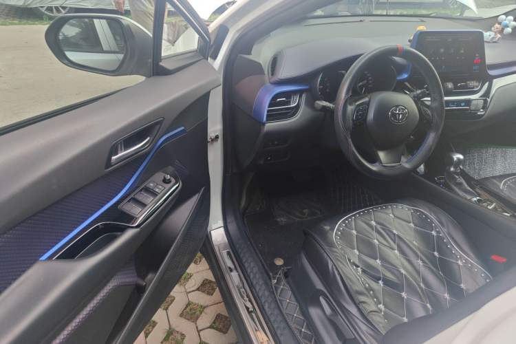 Used Toyota C-HR 2018 2.0L Leading with Sunroof China VI Standard Driver Seat