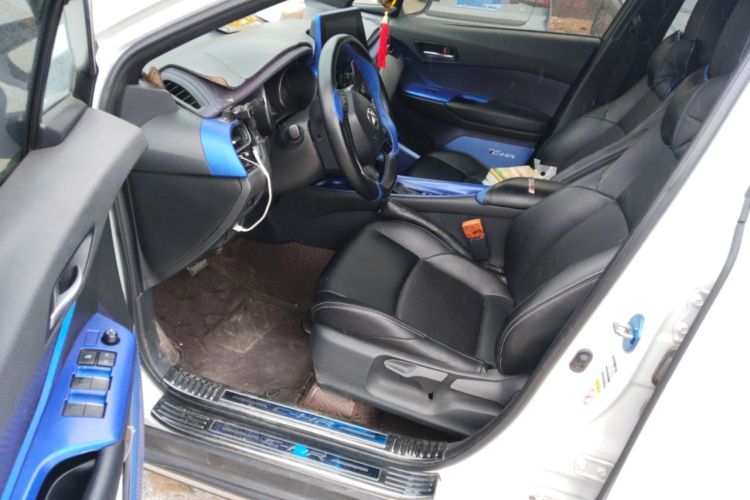 Used Toyota C-HR 2018 2.0L Leading with Sunroof China VI Standard Driver Seat