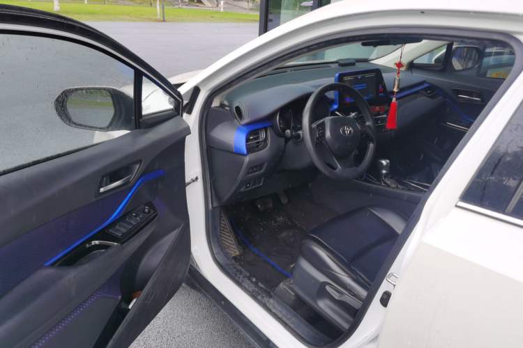 Used Toyota C-HR 2018 2.0L Leading with Sunroof China VI Standard Driver Seat