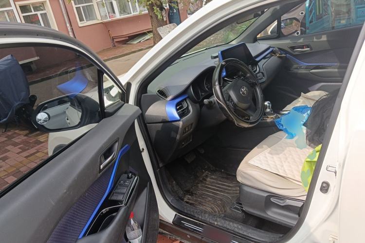 Used Toyota C-HR 2018 2.0L Leading with Sunroof China VI Standard Driver Seat