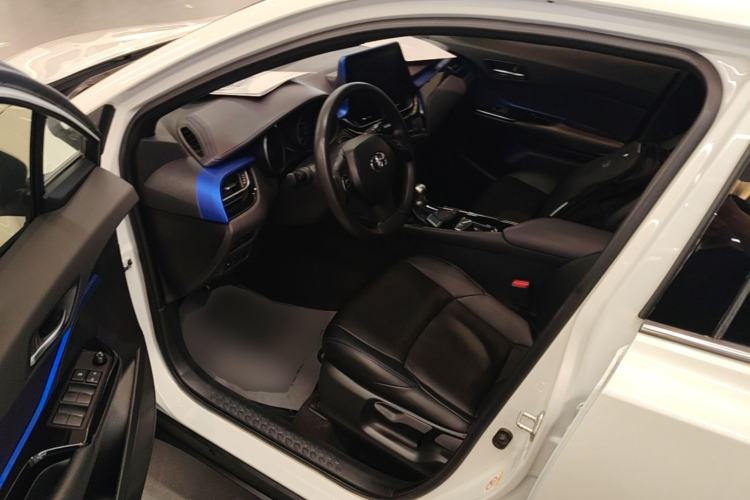 Used Toyota C-HR 2018 2.0L Leading with Sunroof China VI Standard Driver Seat