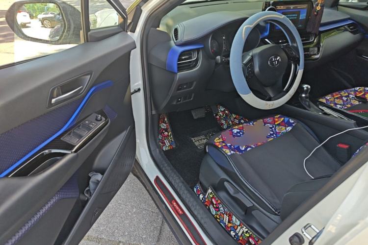 Used Toyota C-HR 2018 2.0L Luxury Sunroof Version China V Emission Standard Driver Seat