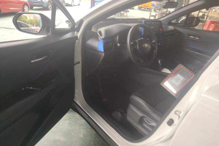 Used Toyota C-HR 2018 2.0L Leading with Sunroof China VI Standard Driver Seat