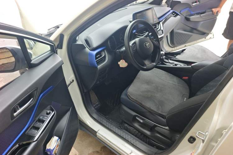 Used Toyota C-HR 2018 2.0L Leading with Sunroof China VI Standard Driver Seat