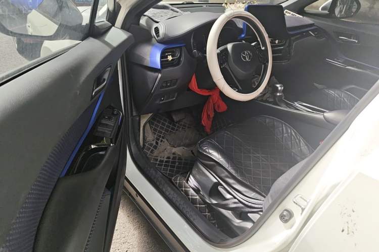 Used Toyota C-HR 2018 2.0L Leading with Sunroof China VI Standard Driver Seat