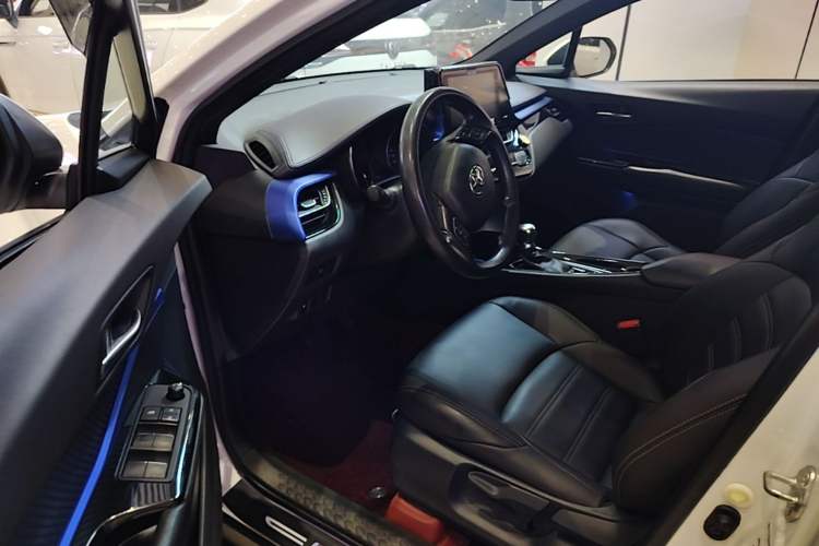 Used Toyota C-HR 2018 2.0L Luxury Sunroof Version China V Emission Standard Driver Seat