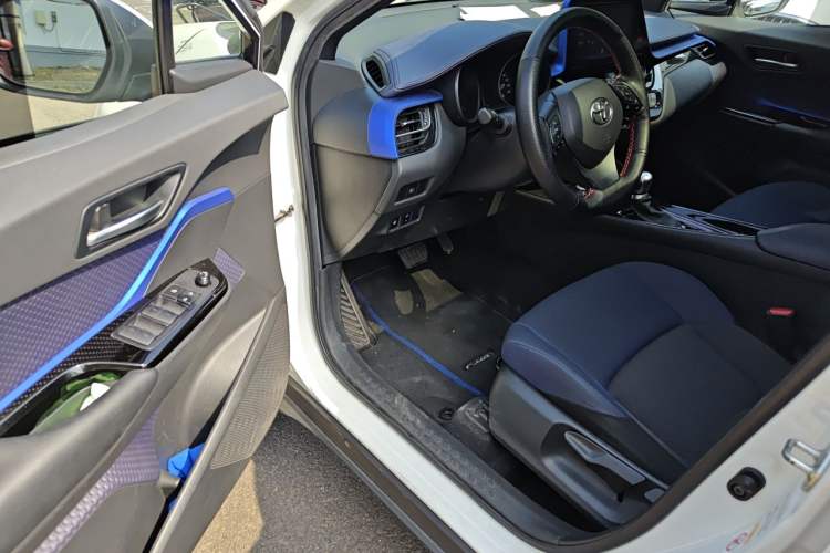 Used Toyota C-HR 2018 2.0L Luxury Sunroof Version China V Emission Standard Driver Seat