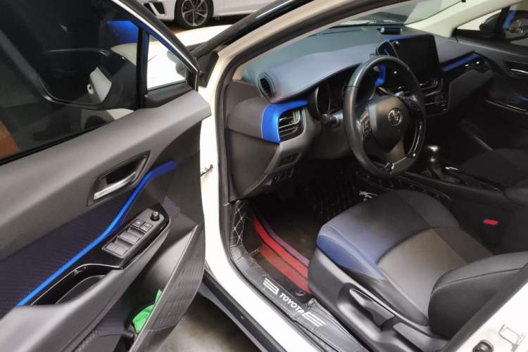 Used Toyota C-HR 2018 2.0L Luxury Sunroof Version China VI Standard Driver Seat