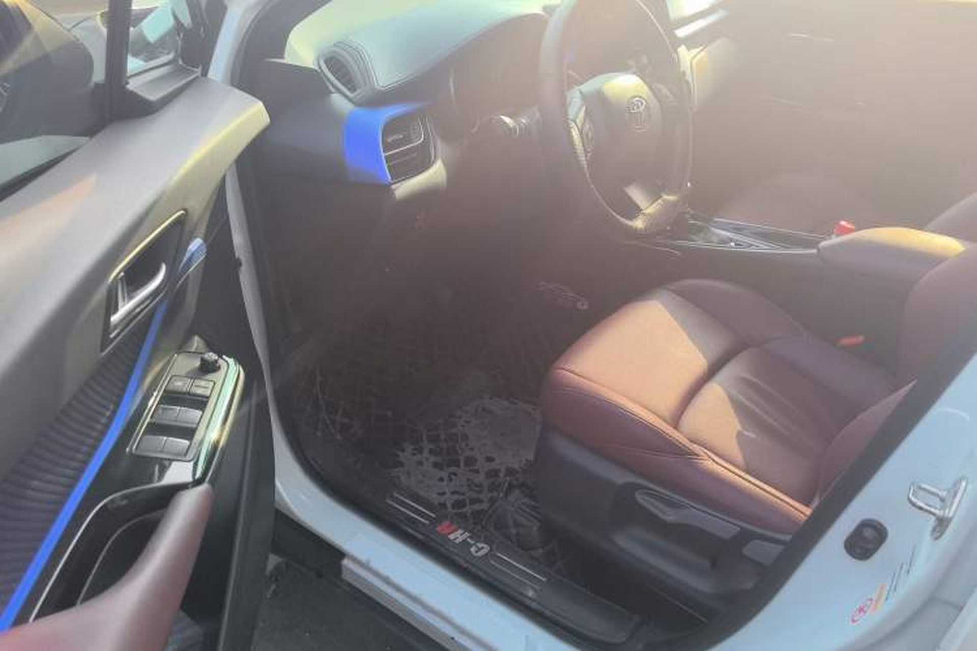 Used Toyota C-HR 2018 2.0L Leading with Sunroof China VI Standard Driver Seat