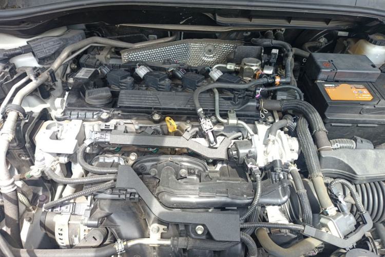 Used Toyota C-HR 2018 2.0L Luxury Sunroof Version China VI Standard Engine Bay