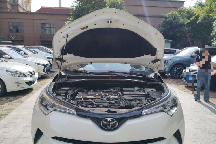 Used Toyota C-HR 2018 2.0L Leading with Sunroof China VI Standard Engine Bay