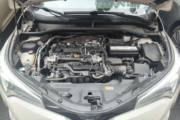 Used Toyota C-HR 2018 2.0L Luxury Sunroof Version China V Emission Standard Engine Bay