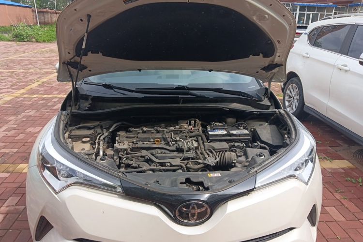 Used Toyota C-HR 2018 2.0L Leading with Sunroof China VI Standard Engine Bay