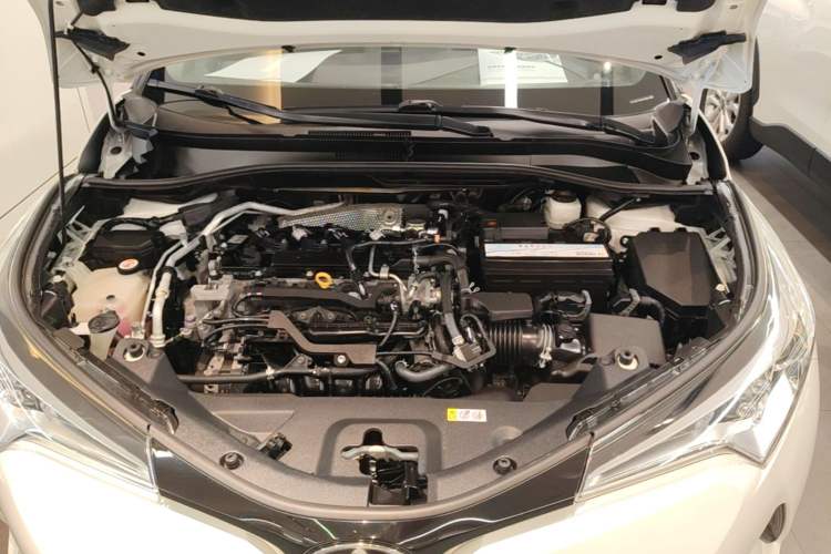 Used Toyota C-HR 2018 2.0L Leading with Sunroof China VI Standard Engine Bay