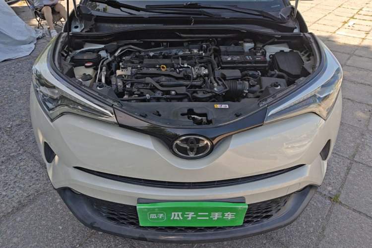 Used Toyota C-HR 2018 2.0L Luxury Sunroof Version China V Emission Standard Engine Bay