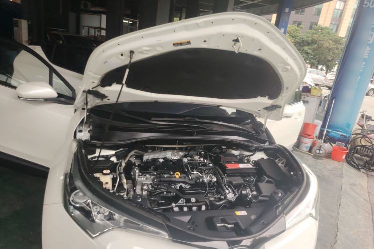 Used Toyota C-HR 2018 2.0L Leading with Sunroof China VI Standard Engine Bay