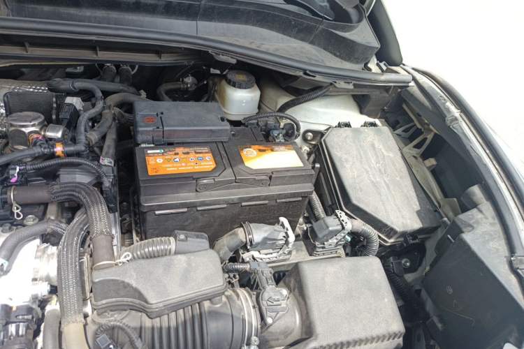 Used Toyota C-HR 2018 2.0L Luxury Sunroof Version China VI Standard Engine Bay Left