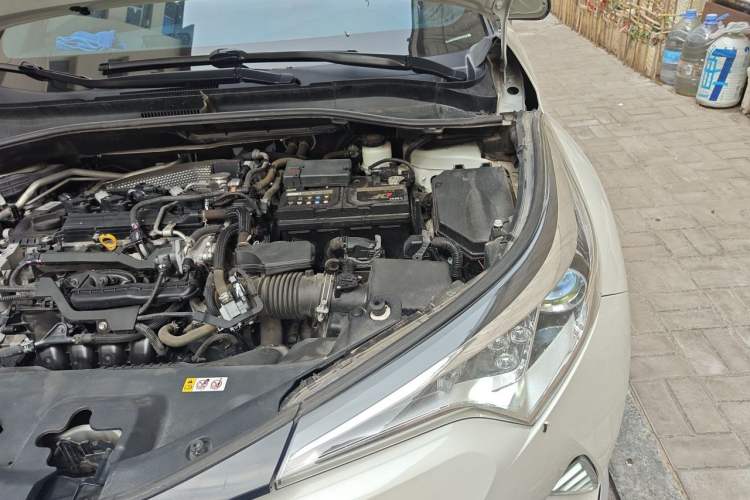 Used Toyota C-HR 2018 2.0L Leading with Sunroof China VI Standard Engine Bay Left