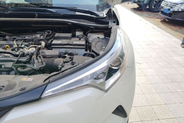 Used Toyota C-HR 2018 2.0L Leading with Sunroof China VI Standard Engine Bay Left