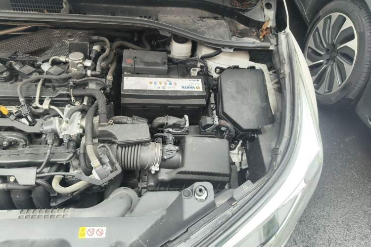 Used Toyota C-HR 2018 2.0L Luxury Sunroof Version China V Emission Standard Engine Bay Left