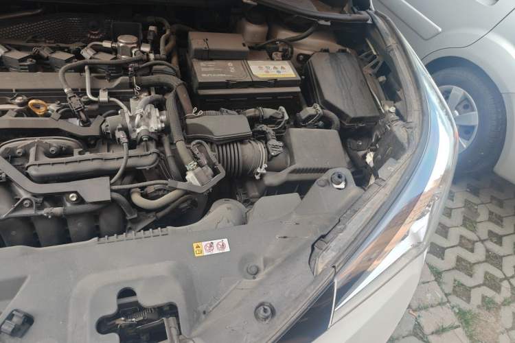 Used Toyota C-HR 2018 2.0L Leading with Sunroof China VI Standard Engine Bay Left