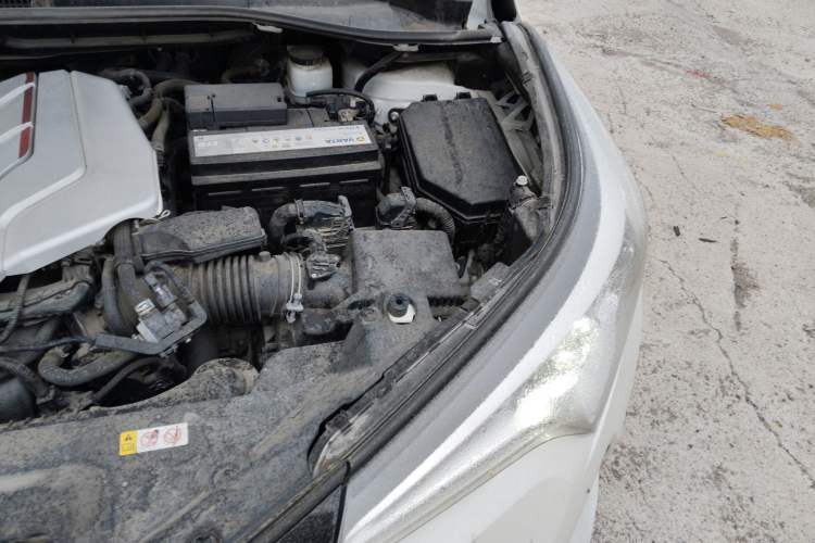 Used Toyota C-HR 2018 2.0L Leading with Sunroof China VI Standard Engine Bay Left