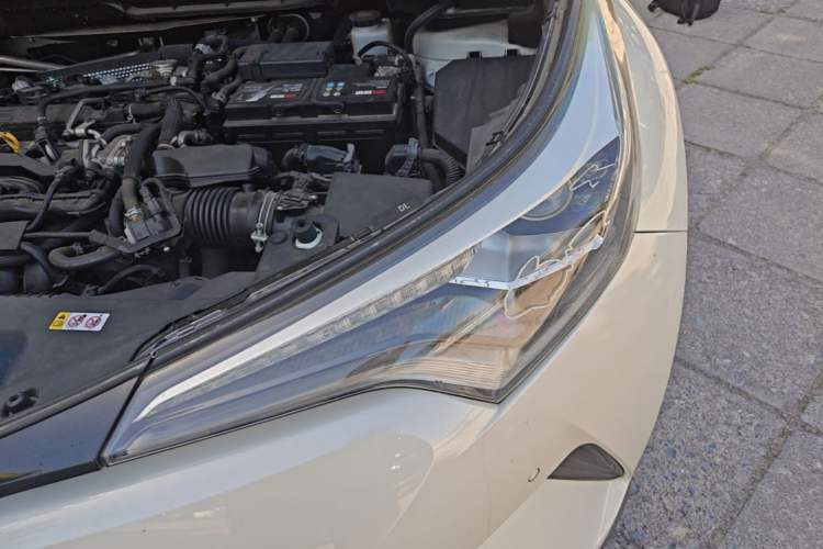 Used Toyota C-HR 2018 2.0L Luxury Sunroof Version China V Emission Standard Engine Bay Left