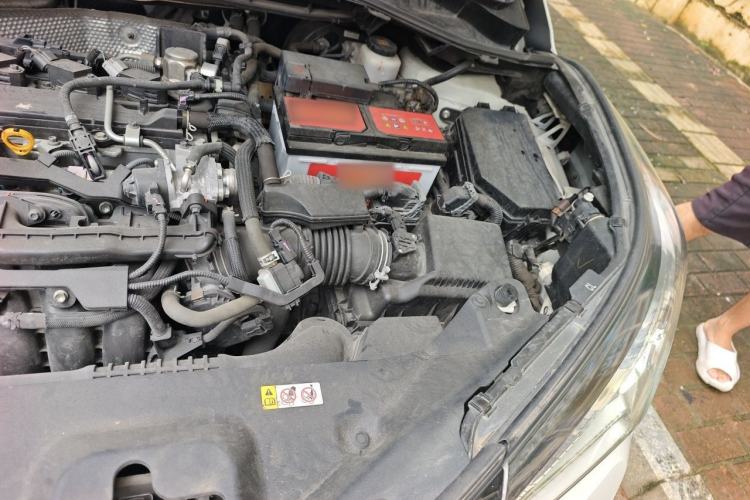 Used Toyota C-HR 2018 2.0L Leading with Sunroof China VI Standard Engine Bay Left