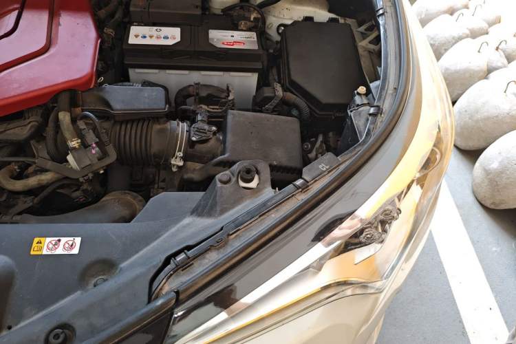 Used Toyota C-HR 2018 2.0L Leading with Sunroof China VI Standard Engine Bay Left