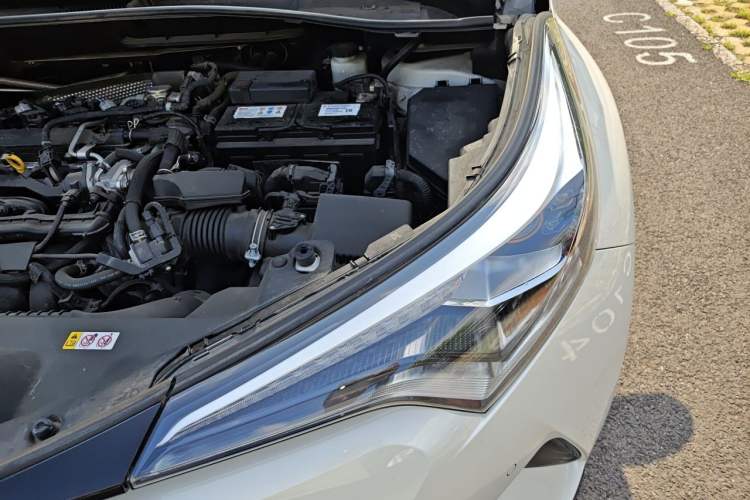 Used Toyota C-HR 2018 2.0L Luxury Sunroof Version China V Emission Standard Engine Bay Left